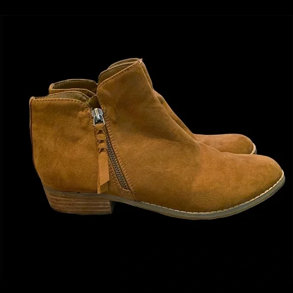 American Eagle tan Suede ankle boots Size 8