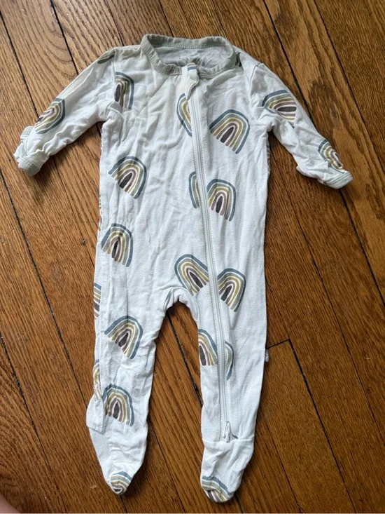 Kyte BABY White Footed Rainbow Print Pajamas - Size Newborn