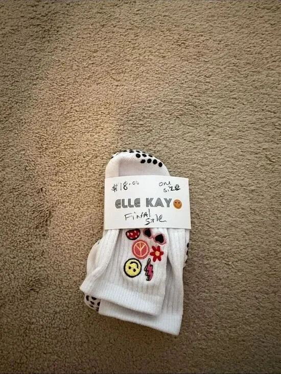 NWT Ellie Kay grip socks Os