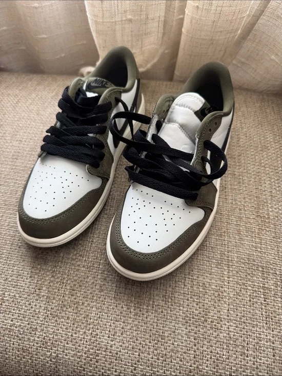 Nike KIDS Low-Top Sneakers — White, Olive & Black