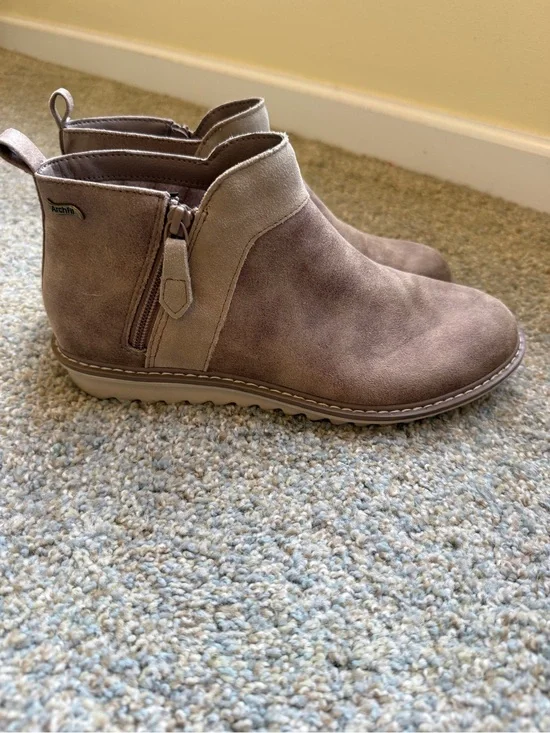 Skechers Mojave Zip Ankle Boot - Comfortable Women’s Shoe size 9.5