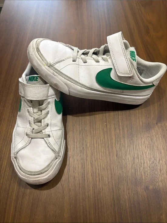 Nike Kids White & Green Low-Top Sneakers with Hook Strap