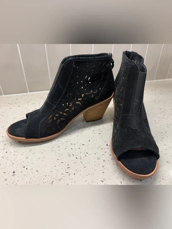 NWOT Sofft Black Leather Upper Peep-Toe Laser Cutout Ankle Booties SZ 7.5