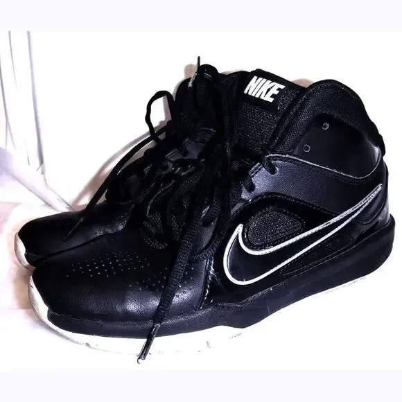 Nike Team Hustle black/white basketball shoes