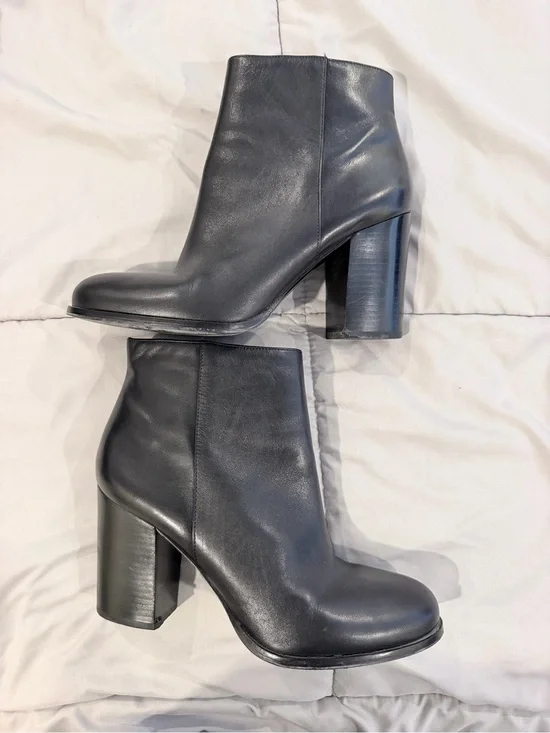 Via Spiga Black Leather Block Heel Ankle Boots