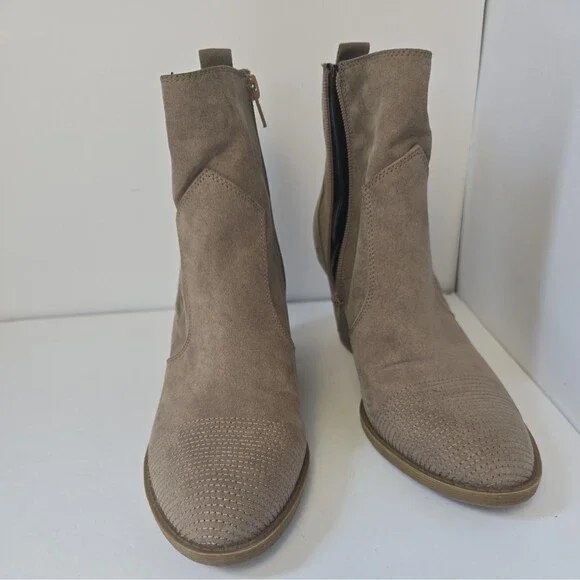 Indigo Rd. Women’s 7.5M Taupe Beige Western Ankle Boots Block Heel Side Zip.