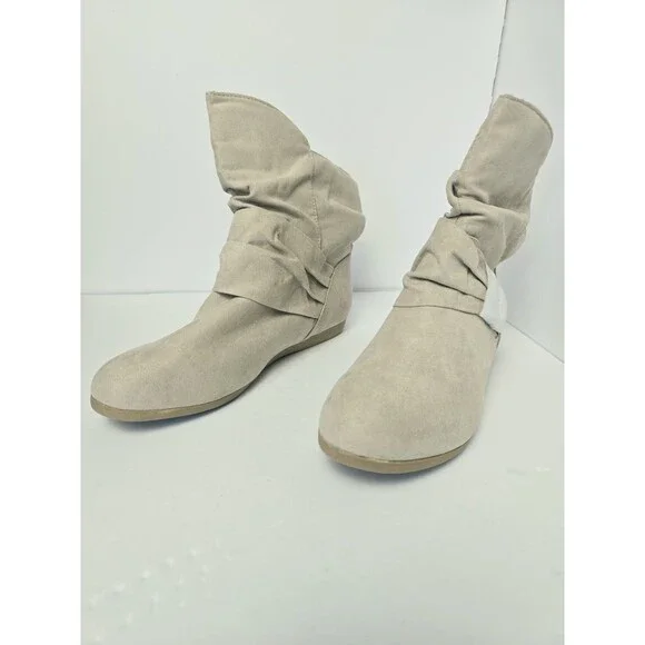 Cloudwalkers Women’s beige Boots Size 9W Brand new.