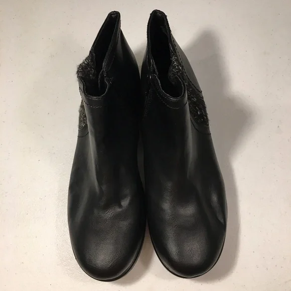 Croft&Barrow Booties Tecomfort Size 9M Black