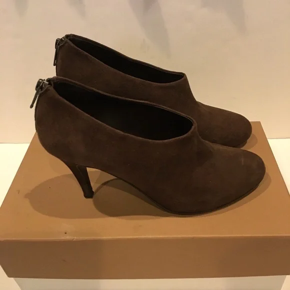 Slightly worn JCREW suede booties. Made in Italy