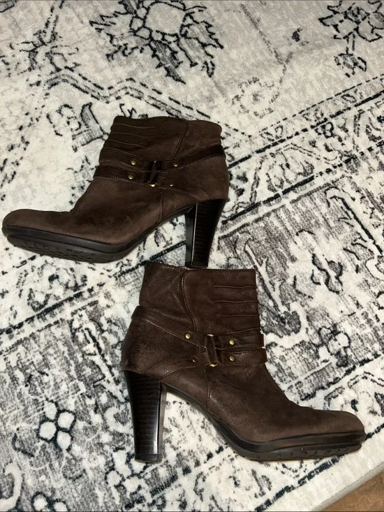 AEROSOLES Women’s Brown Stacked-Heel Ankle Booties
