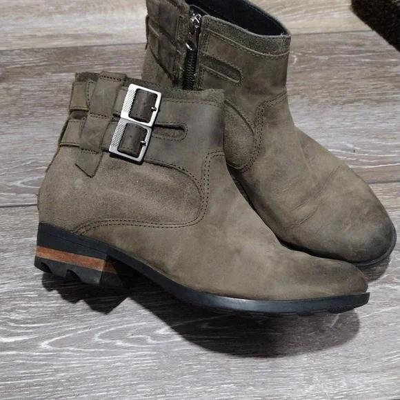 Sorel womens green suede zip ankle boots. Size 8