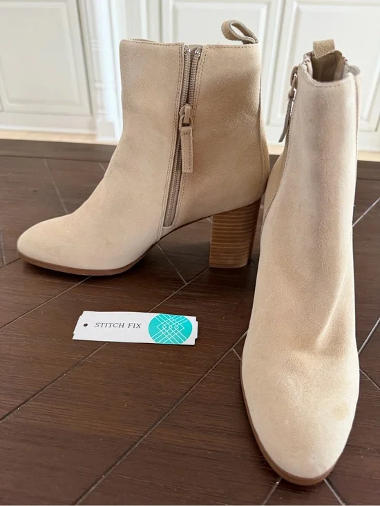 Violet & Red Meaghan Off White Suede Heeled Booties Size 7.5