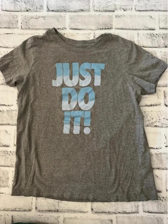 Boy’s Nike gray short sleeve t-shirt size Medium