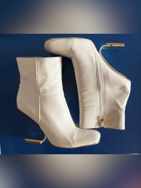 Azalea Wang Arianna Bone White Sculptural Gold Heel Ankle Booties size 9