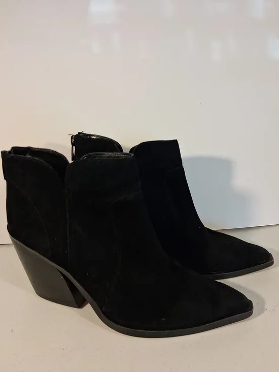 Vince CamutoWomens Shoes Black Suede Leather Pointed Toe Ankle Booties Size 8.5