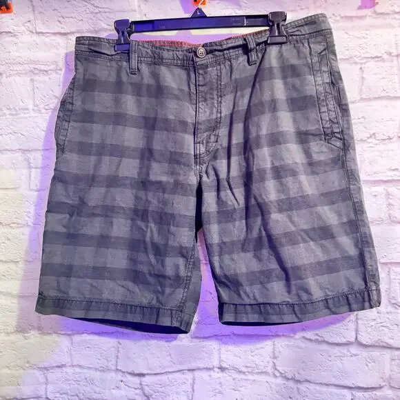 The North Face Black and Gray Shorts Men’s 36