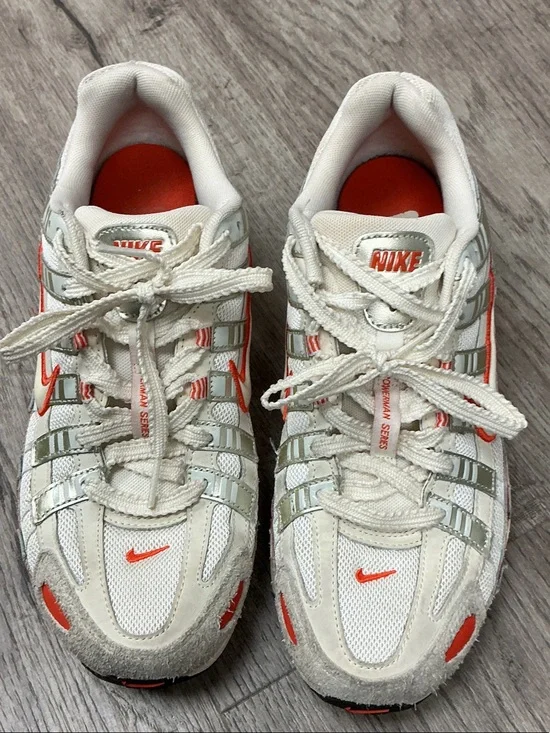 NikeWhite and Orange Lightweight Sneakers