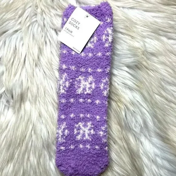Kohls Cozy Snowflake Socks Lavender and white Size 9-11