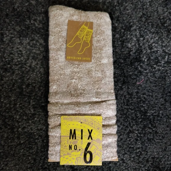 NWT MIX NO. 6 OATMEAL BOYFRIEND SOCKS