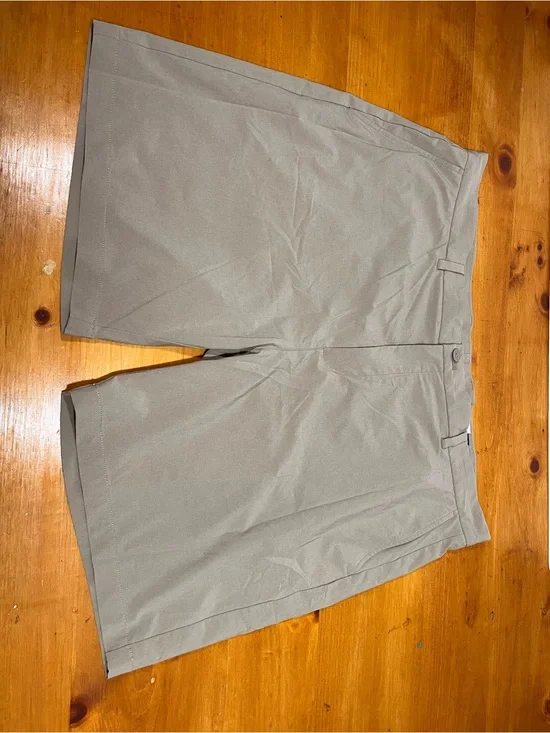 Vineyard Vines Men's Shorts in Light Taupe
