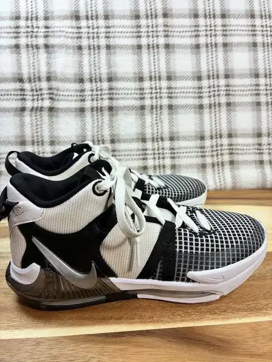 Nike LeBron Witness 7 Basketball Shoes White Black, Size 6Y