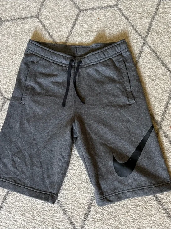 NIKE YOUTH ATHLETIC SWEAT SHORTS — SIZE SMALL — GRAY