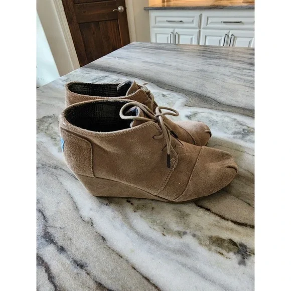 TOMS Desert‎ Wedge Ankle Booties Womens 8 Taupe Tan Suede Lace Up Chukka Boots