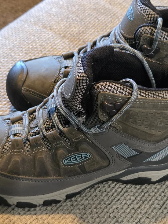KEEN WOMENS HIKING BOOTS