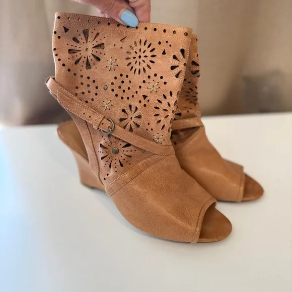 Caressa Paris Tan Leather Laser Cut Floral‎ Peep Toe Wedge Booties Womens 7 M