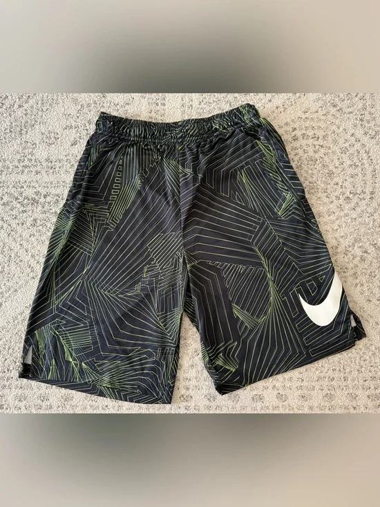 Nike Boys Dri-Fit Athletic Shorts Sz XL Black Print