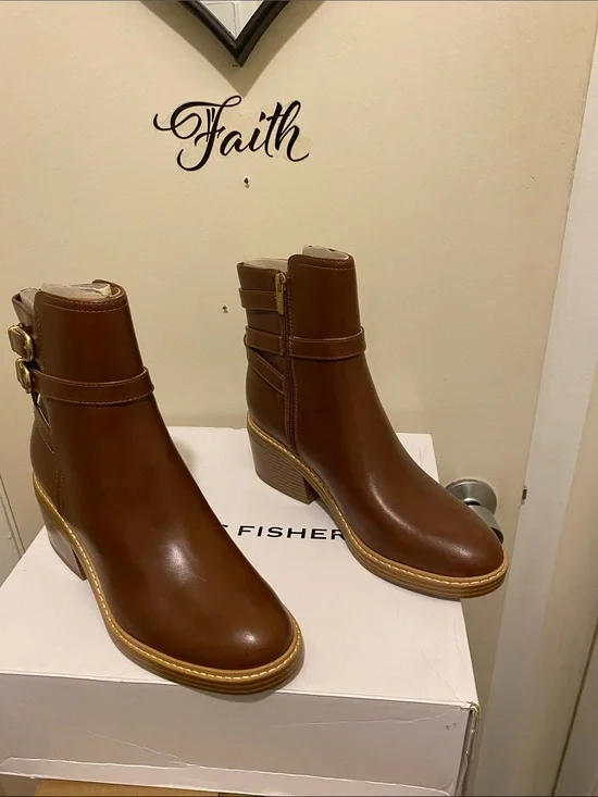 Marc Fisher Marieta2 Leather Ankle Boots with Buckle in Dark Natural. SZ 8.5