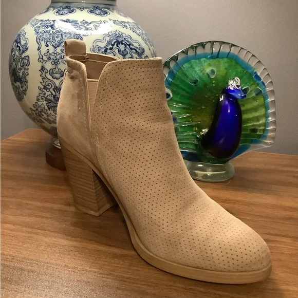 Universal Thread Beige Ankle‎ Booties