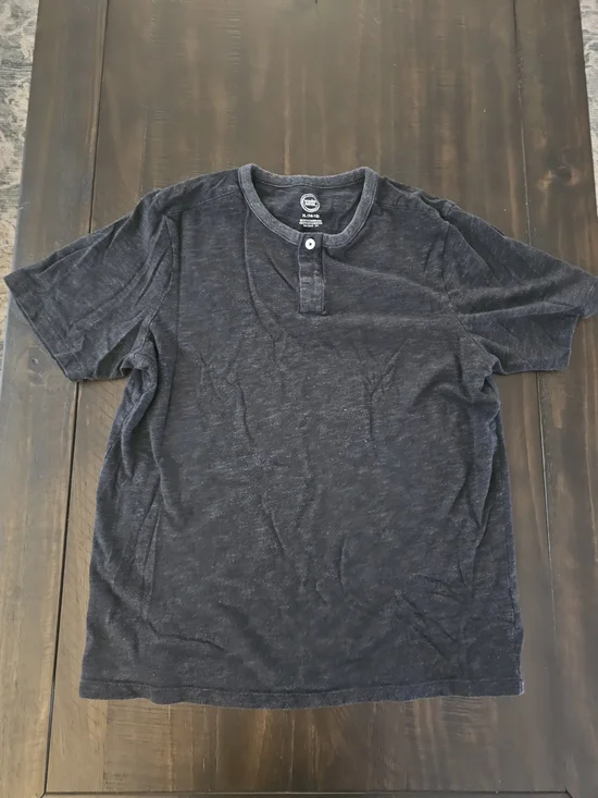 wonder nation Men's Short-Sleeve Henley Tee in Dark Grey