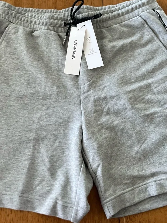 522. NWT MENS CALVIN KLEIN L SHORTS