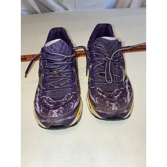 Mizuno woman’s 7.5 running sneakers