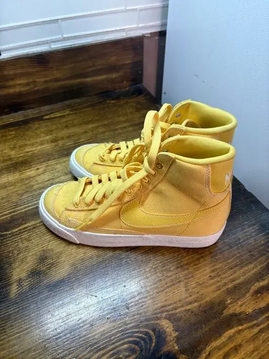 Nike‎ Yellow Sneakers Size 5.5
