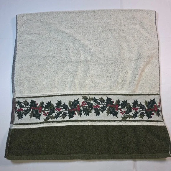 2 Santens‎ Vtg Embroidered Christmas Holly Berry Bath Towels Green Cream USA