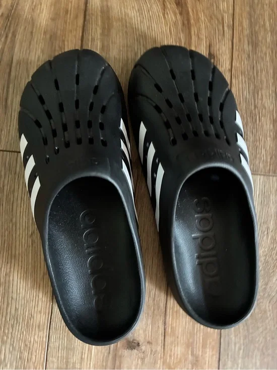 adidas Adilette sz 11 Slip-On Water-Resistant Clogs with White Stripes like new