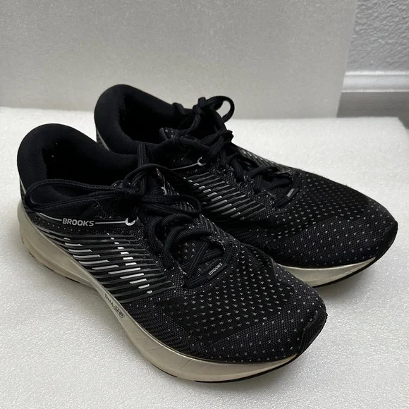 Brooks LEVITATE Black and White Athletic running Shoes size 10