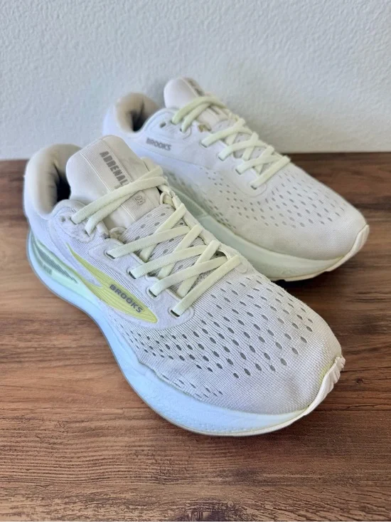Brooks Women’s Adrenaline GTS 24 in White/Limpet Shell/Alloy (Size: 8.5-B)