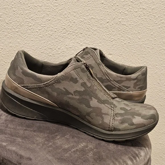 Bzees Womens 11M Glade Camo Slip On‎ Zipper Closure Sneakers Shoes