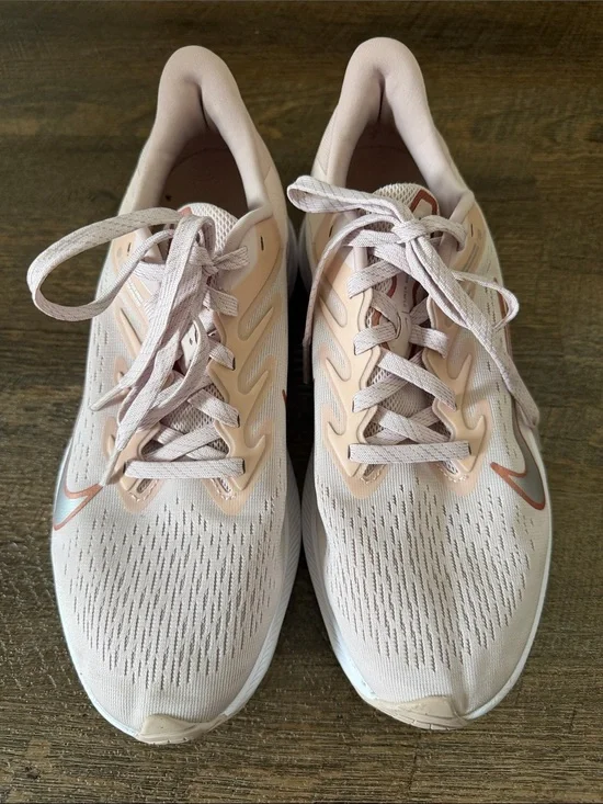 Nike Air Zoom Winflo 7 Women's Running Shoes in the Barely Rose Women’s Size 9
