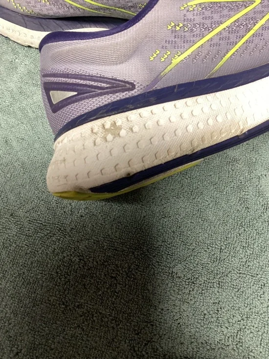 Woman’s Brooks Glycerin 19 sneakers