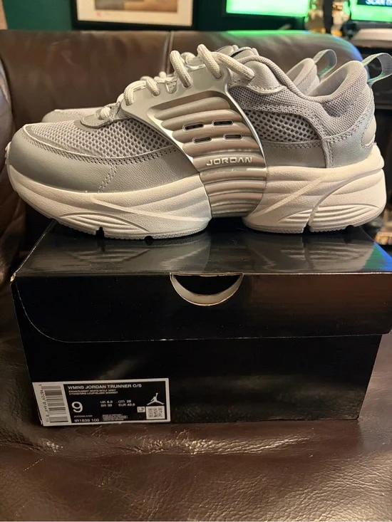 Jordan Women's Grey Trunner O/S (size 9W/7.5M) Athletic Sneakers