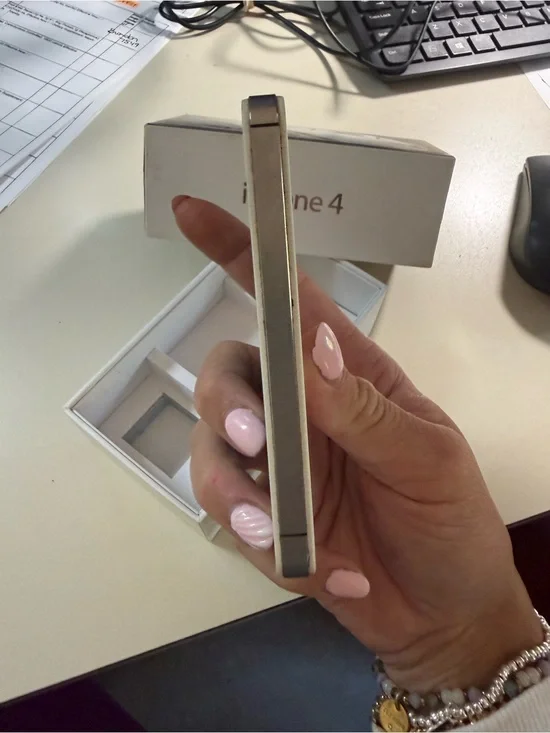 Apple iPhone 4 in Silver with White Face