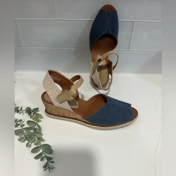 NEW Baretraps Sandals Womens 9 M Odetta Ankle Strap Wedge Slingback Blue Beige