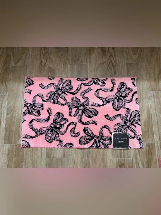 Betsey Johnson ❤️So soft Bow pattern Bath Rug Pink 20x32” New