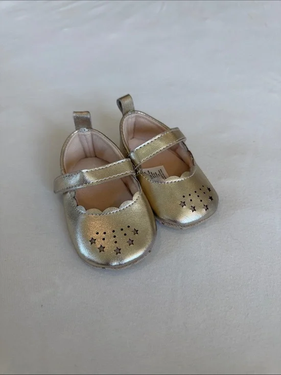 Gold Mary Jane Shoes with Star Cutouts Size 02/03