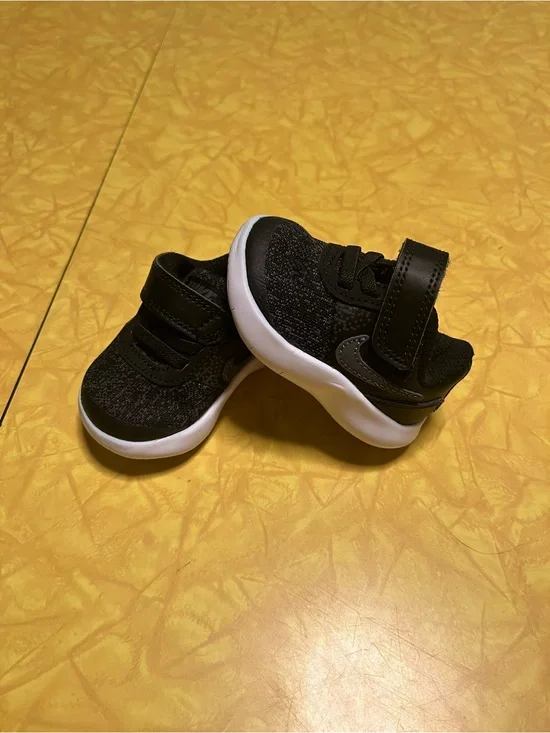 NWOT Nike Newborn Velcro Sneakers