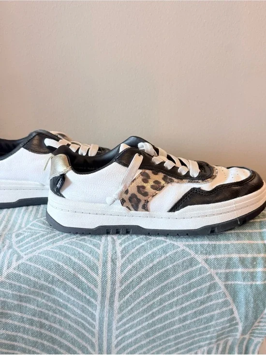 Girls White & Black Leopard Accent Sneakers - Size 13